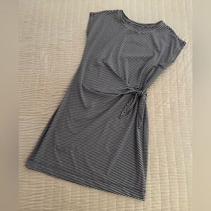 vineyard vines navy & white pencil stripe sundress w/tie at waist.